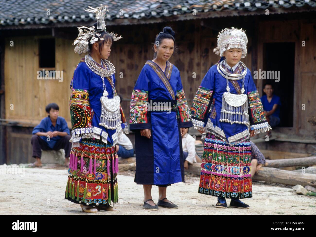 Frauen in traditioneller Tracht Miao Leute, China. Stockfoto
