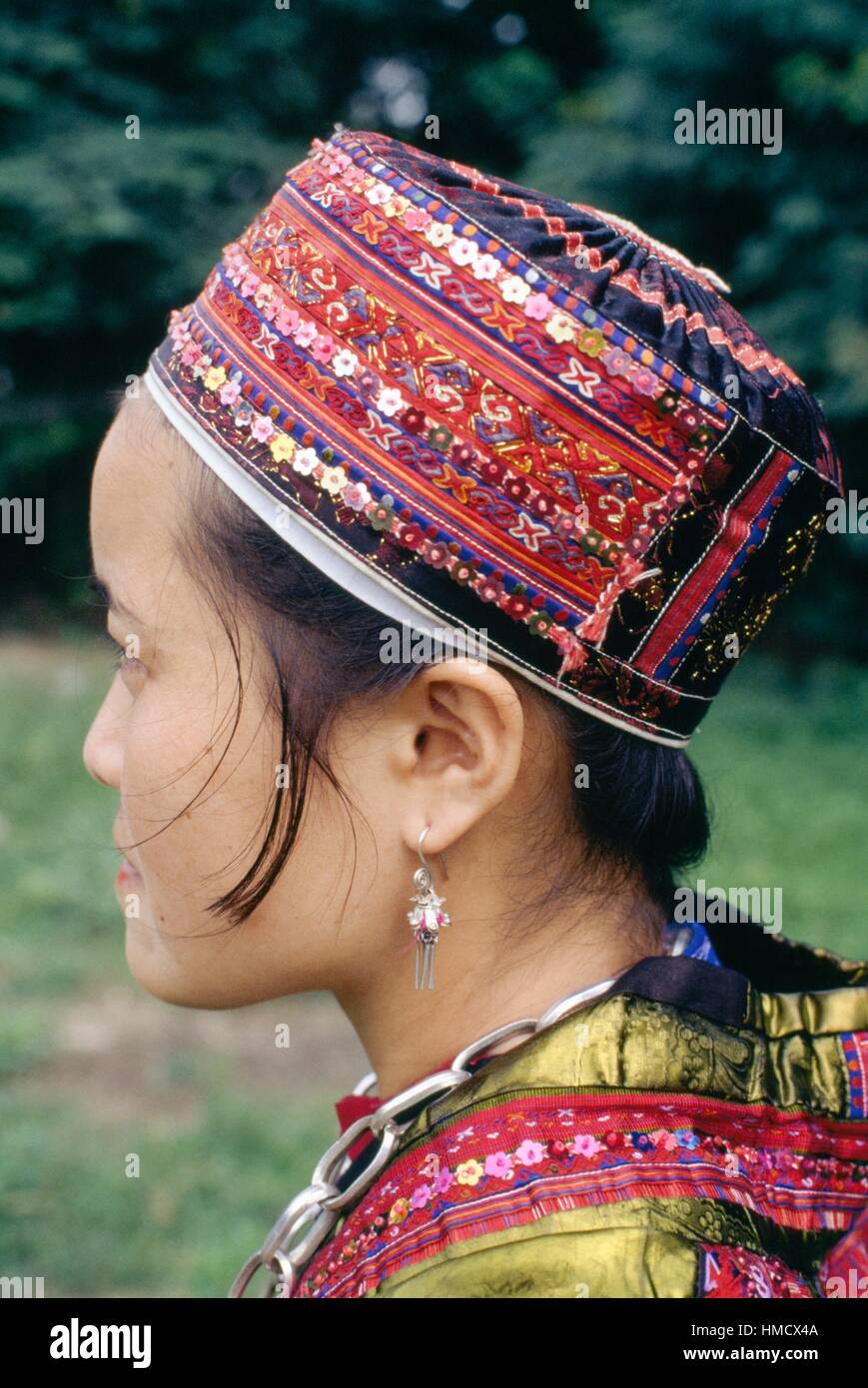 Ein Mädchen trägt eine bestickte traditionelle Kopfbedeckung, Miao Leute, China. Stockfoto