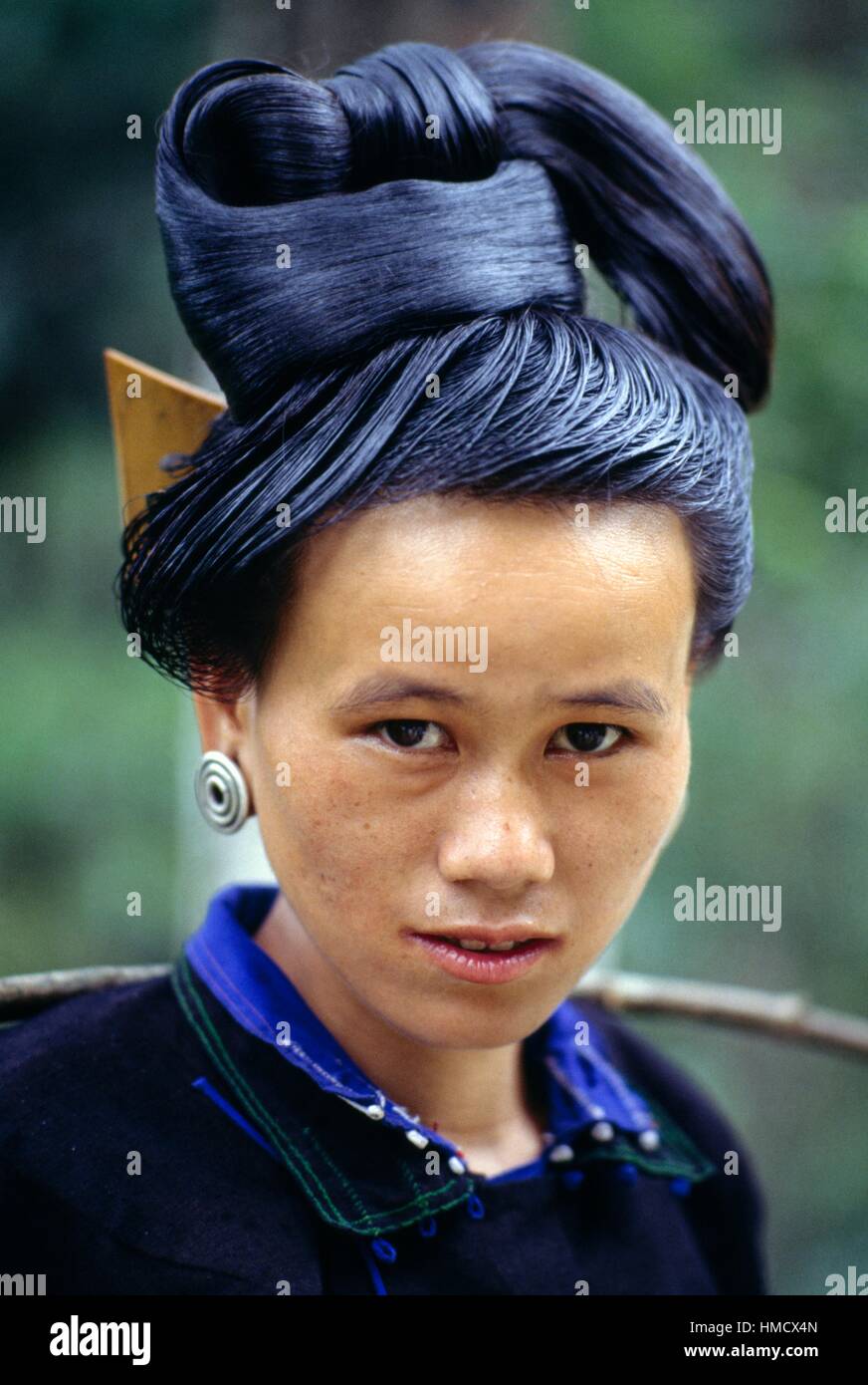 Ein Mädchen sportliche eine traditionelle Frisur, Miao Leute, China. Stockfoto