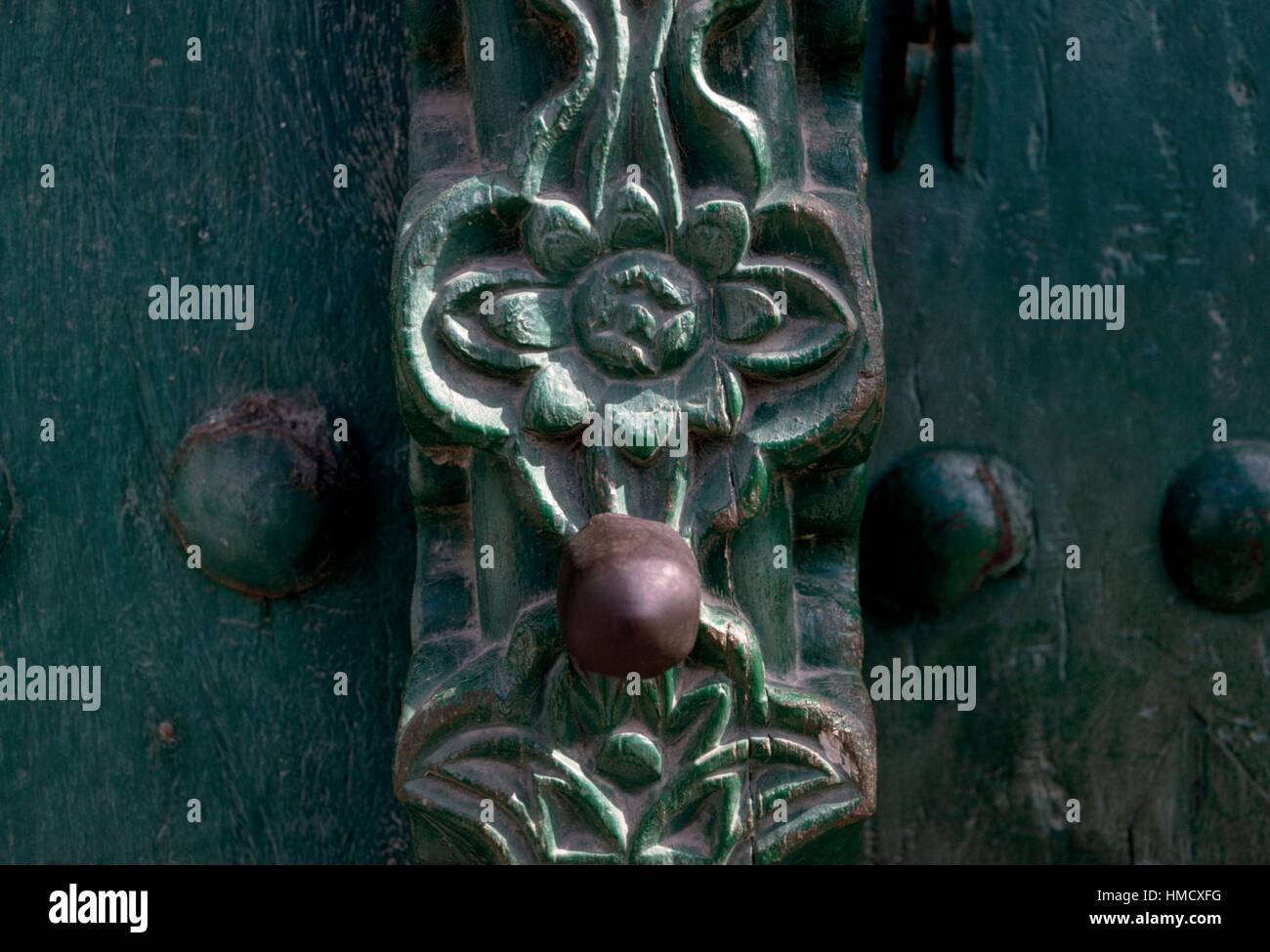 Tulpenförmige schnitzen, Detail von einer Tür, Sansibar, Tansania. Stockfoto