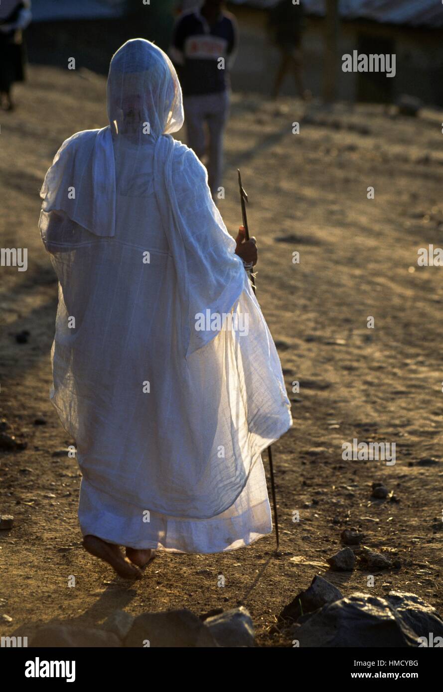 Frau trägt ein weißes Kleid gesehen von hinten, Lalibela, Äthiopien. Stockfoto