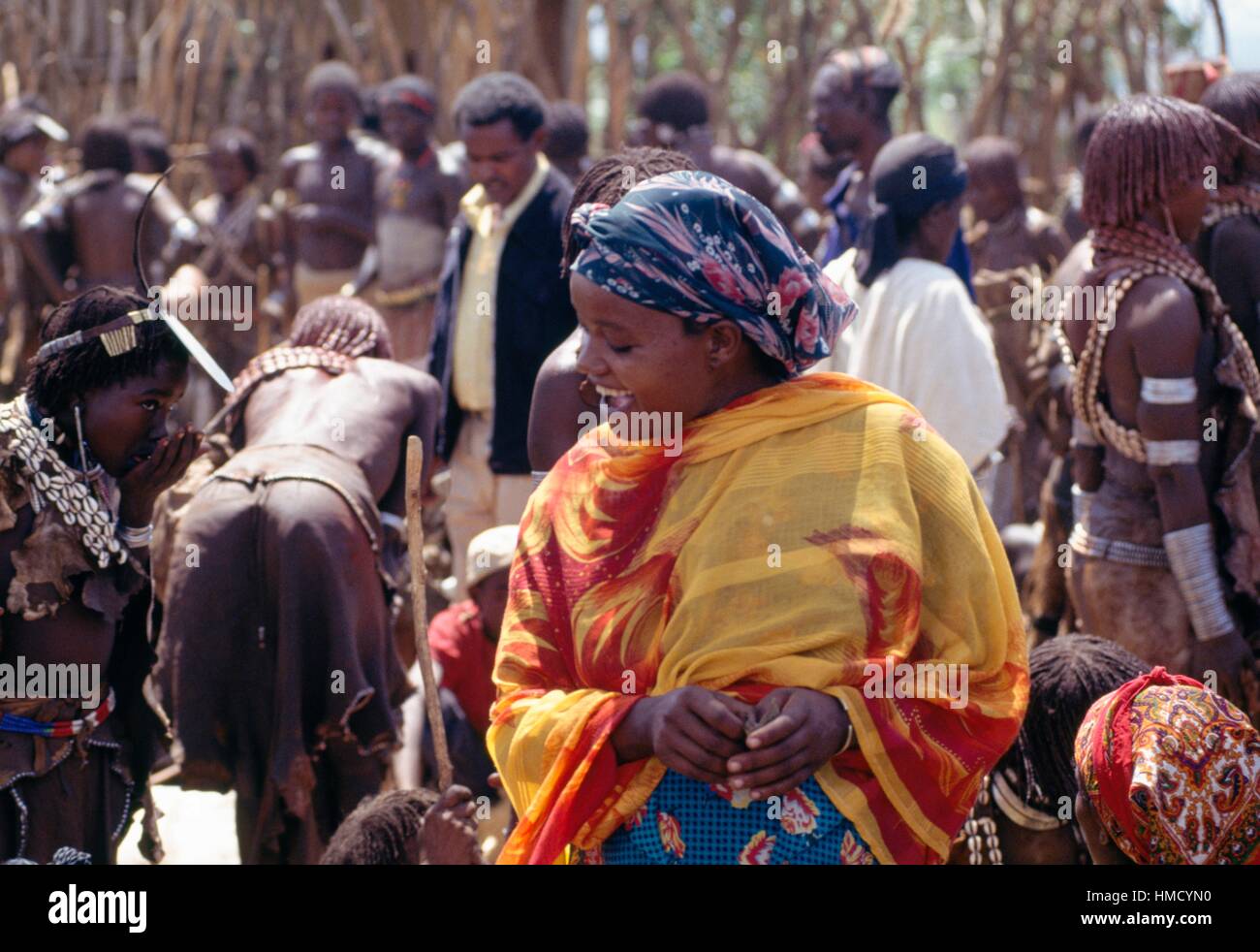Oromo Frauen in bunten Kleidern auf dem Markt in Turmi, Äthiopien. Stockfoto