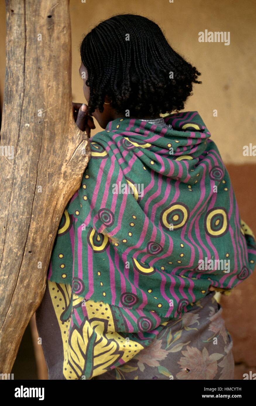 Borana junge Frau in traditioneller Kleidung gesehen von hinten, Eliwaya, Yabelo, Äthiopien. Stockfoto