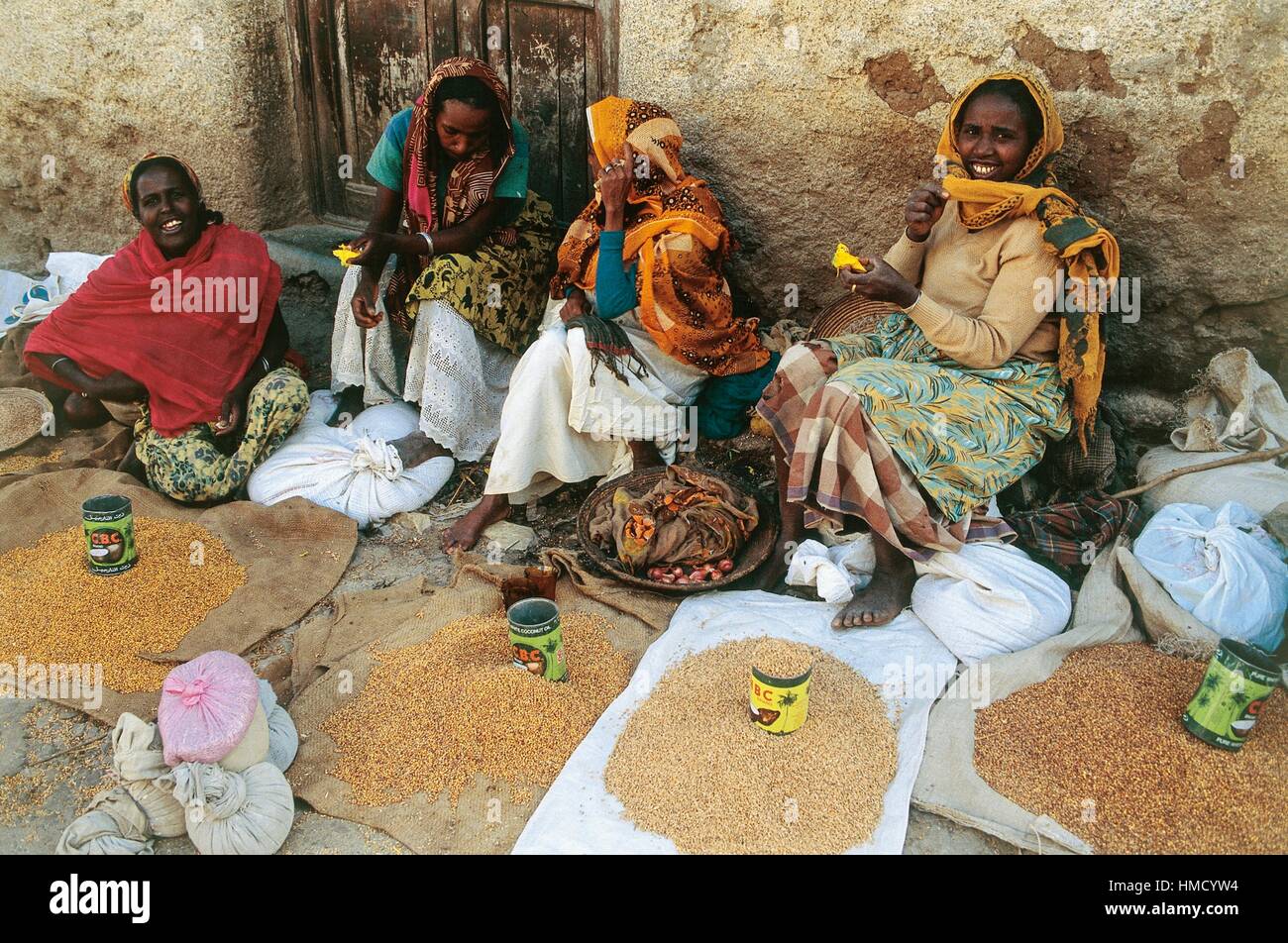 Oromo Frauen auf dem Markt verkaufen Getreide, Harar, Äthiopien. Stockfoto
