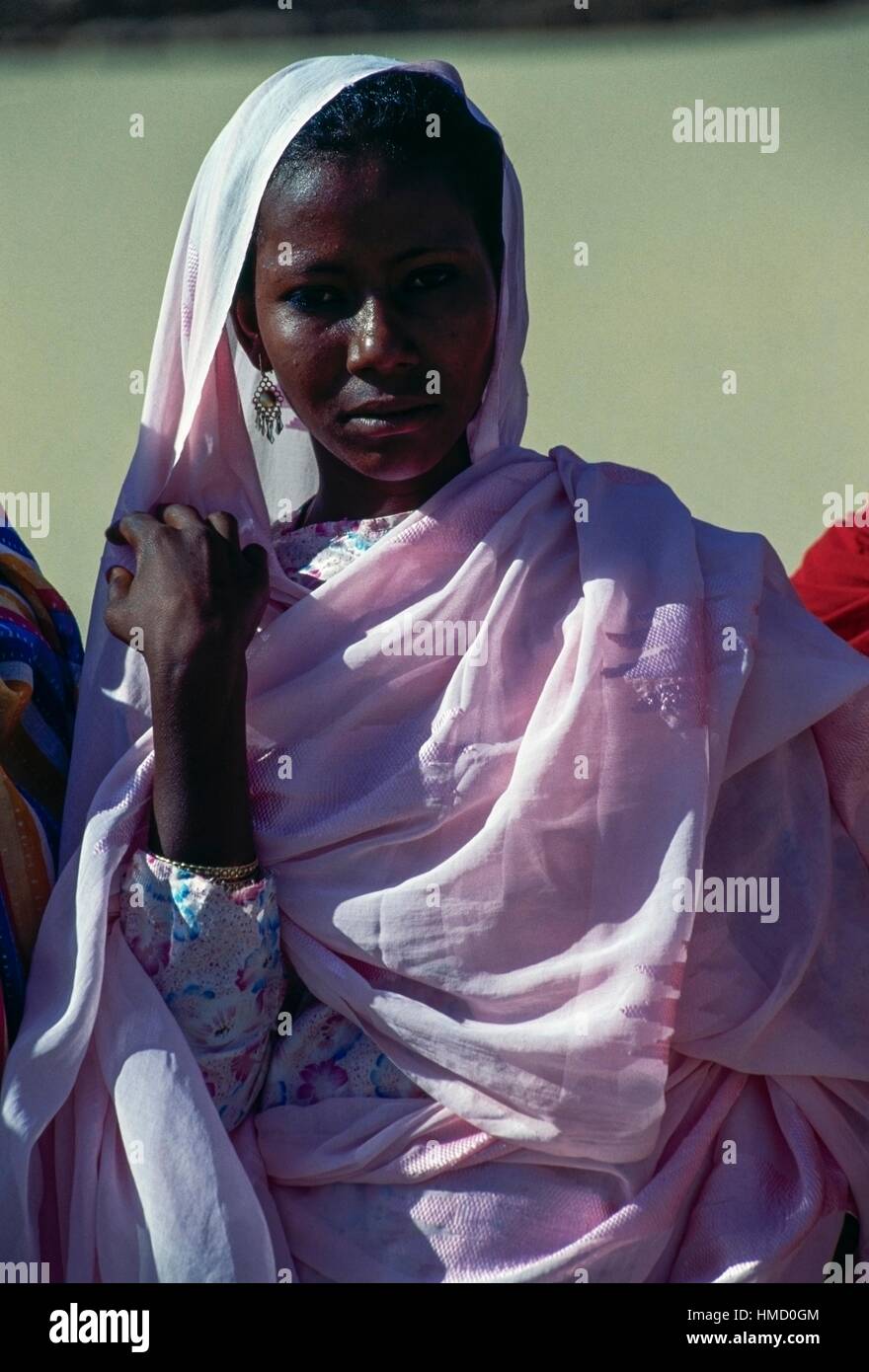 Junge Frau mit einem rosa Schleier in der Nähe der Pyramiden des schwarzen Pharao bei Nuri, Sudan. Stockfoto