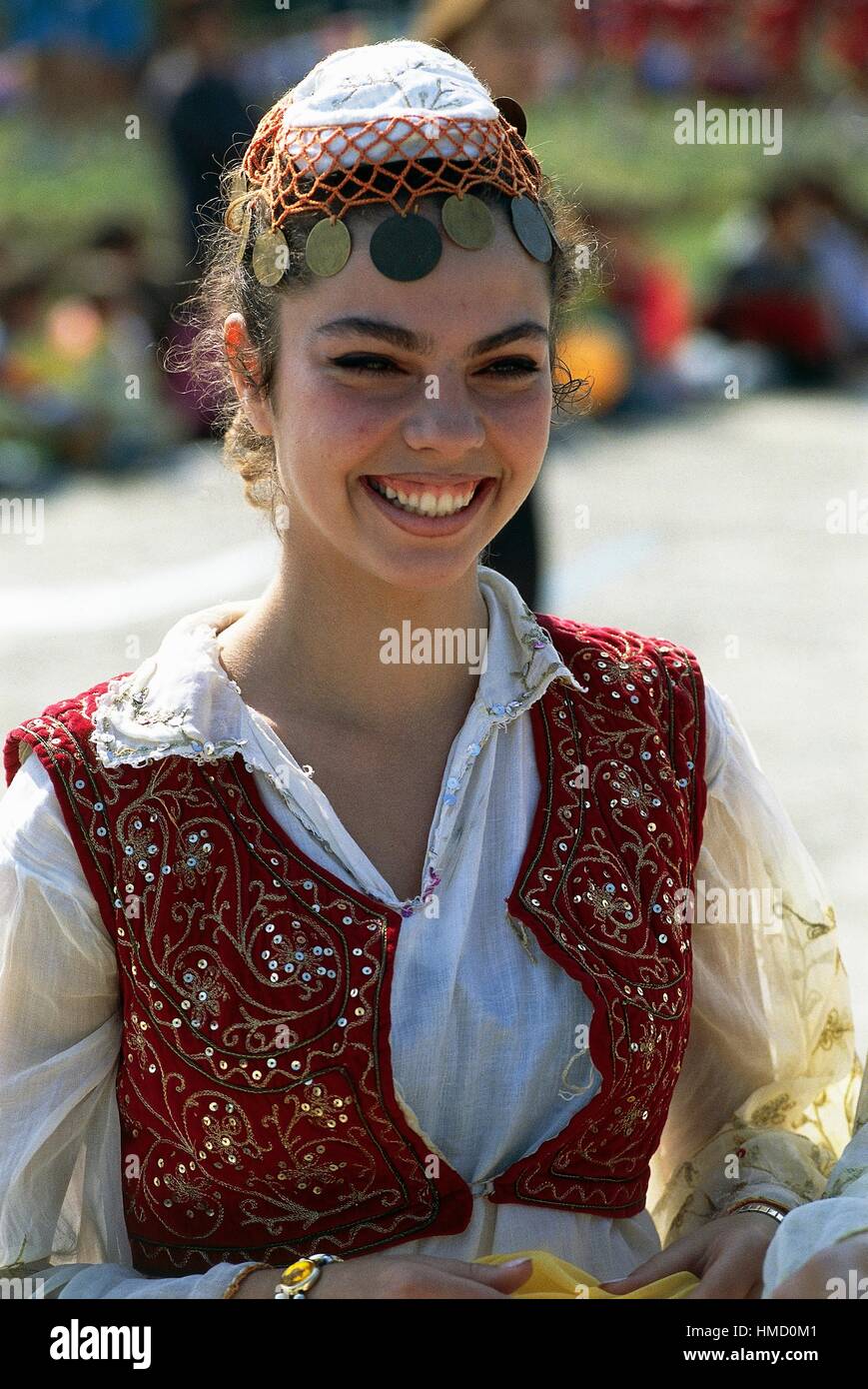Frau in Tracht Nowruz tagsüber (Frühlingsfest), Tirana, Albanien. Stockfoto