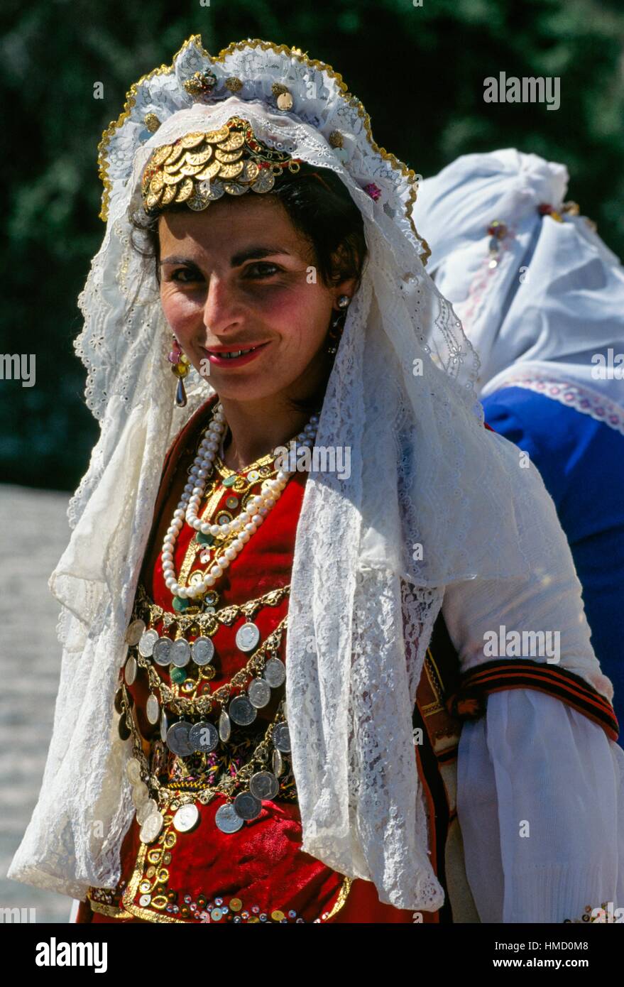 Frau in Tracht während das Volksfest in Gjirokastra, Albanien. Stockfoto