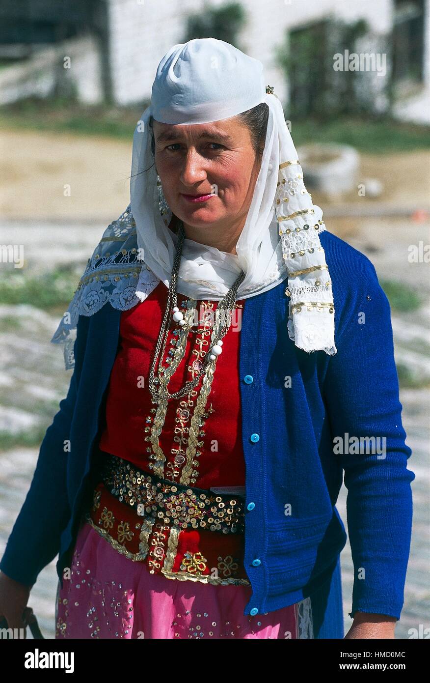 Frau in Tracht während das Volksfest in Gjirokastra, Albanien. Stockfoto