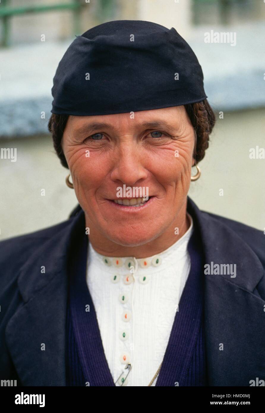 Frau in traditioneller Kleidung in Bushat, Albanien. Stockfoto