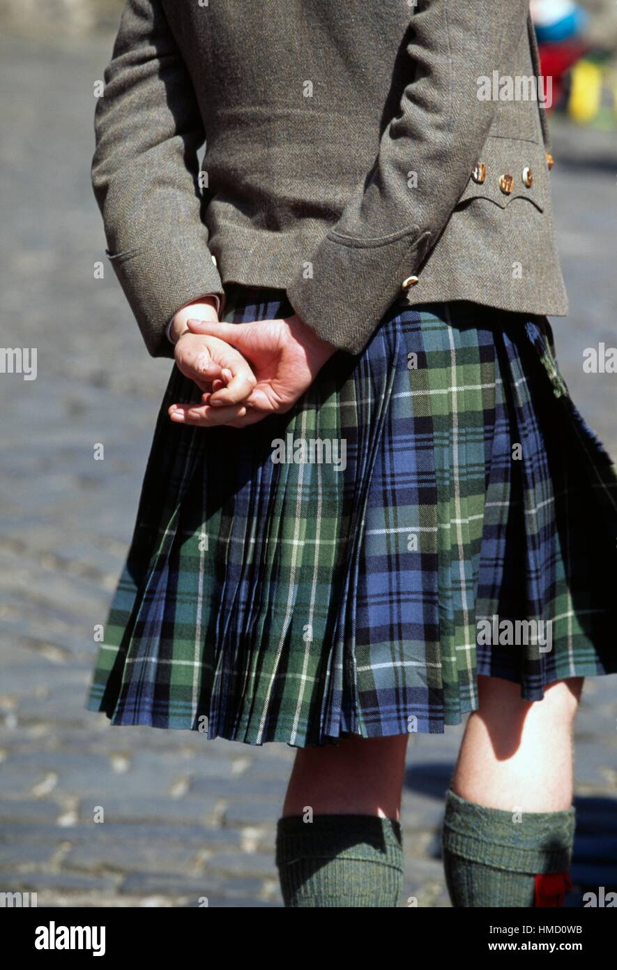 Mann trägt einen Kilt, Knielanger Rock aus gefalteten Tartan Tuch, Edinburgh, Schottland, Vereinigtes Königreich. Stockfoto