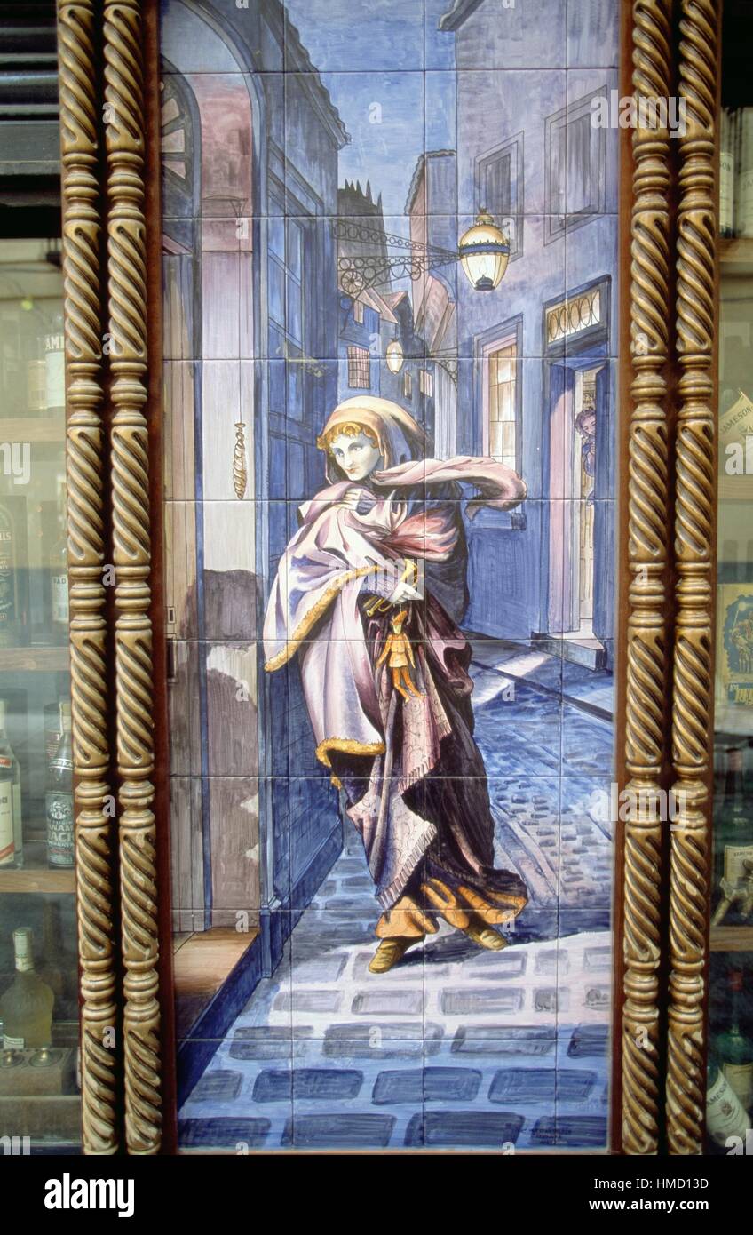 Weibliche Figur, dekorative Azulejos in einer Straße in Madrid, Spanien. Stockfoto