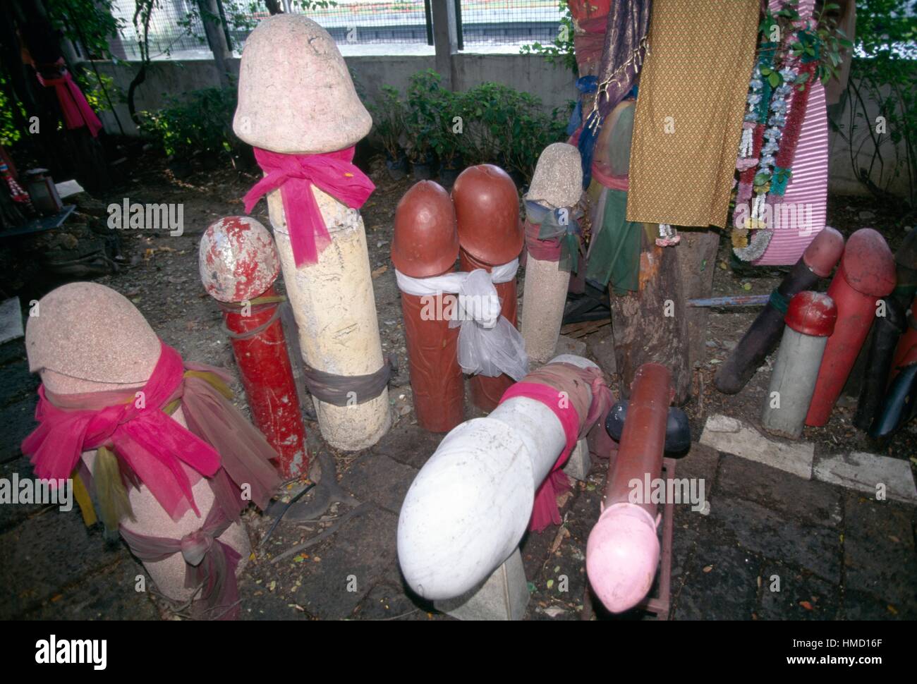 Phallischen Objekte am Chao Mae Tuptim Shrine, Bangkok, Thailand. Stockfoto
