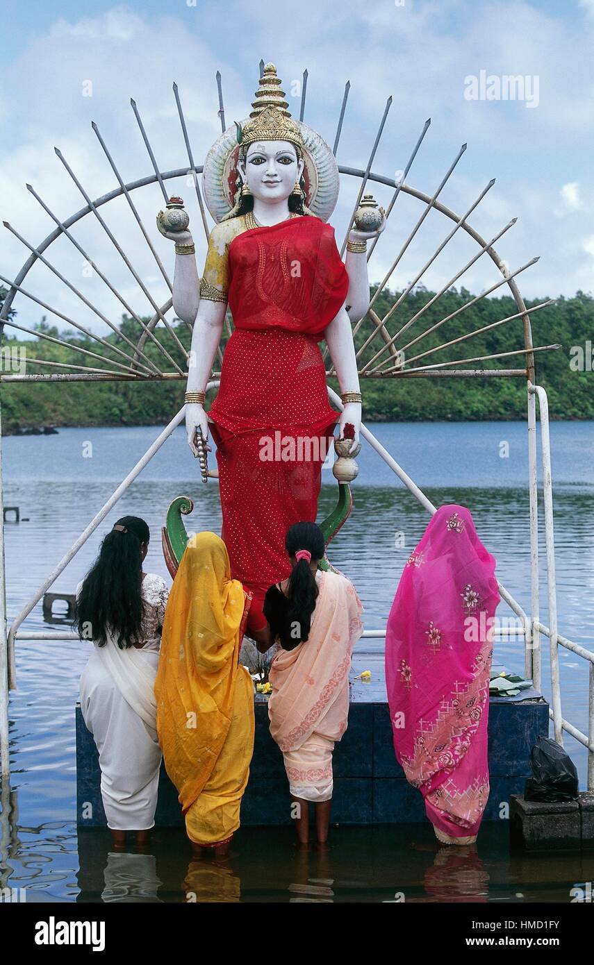 Frauen beten an eine Statue der Hindu-Gottheit im Grand Bassin See, Mauritius. Stockfoto