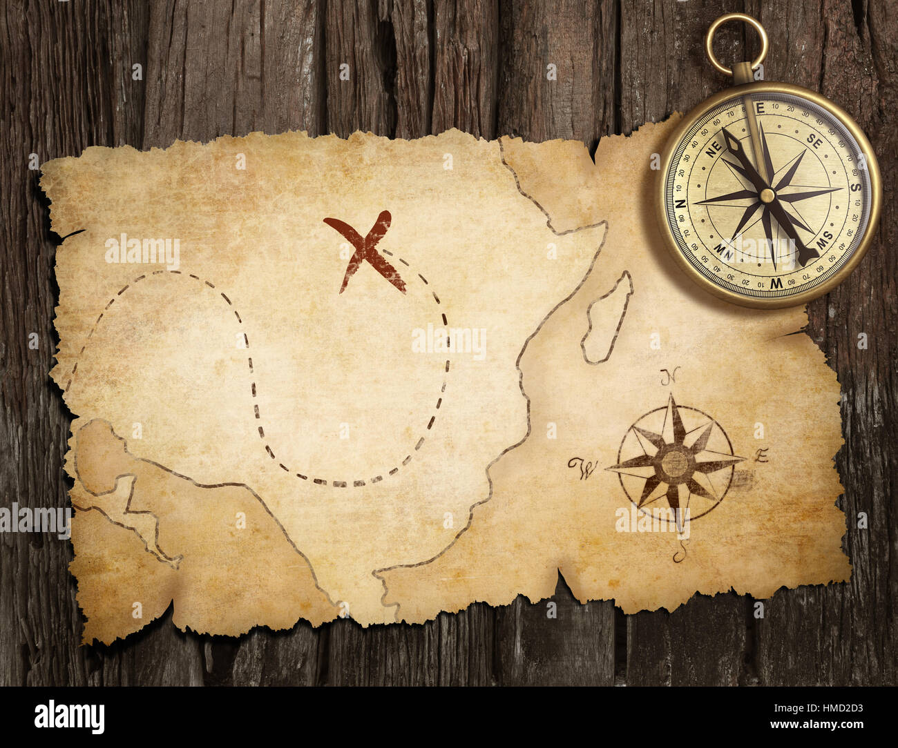 im Alter von Messing antik nautischen Kompass auf Tisch mit alten Schatz m Stockfoto