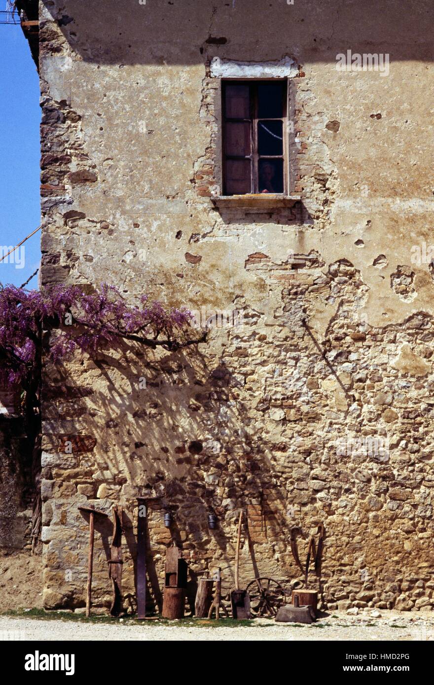 Landw. Geräte lehnte sich gegen die Mauer eines Hauses, Pierantonio, Umbertide, Umbrien, Italien. Stockfoto