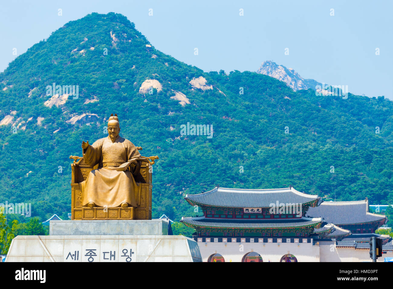 König Sae Jong Dae sitzen mit Gyeongbokgung Palace Gwanghuamun Tor, Bukhansan Berg in Seoul, Südkorea Stockfoto
