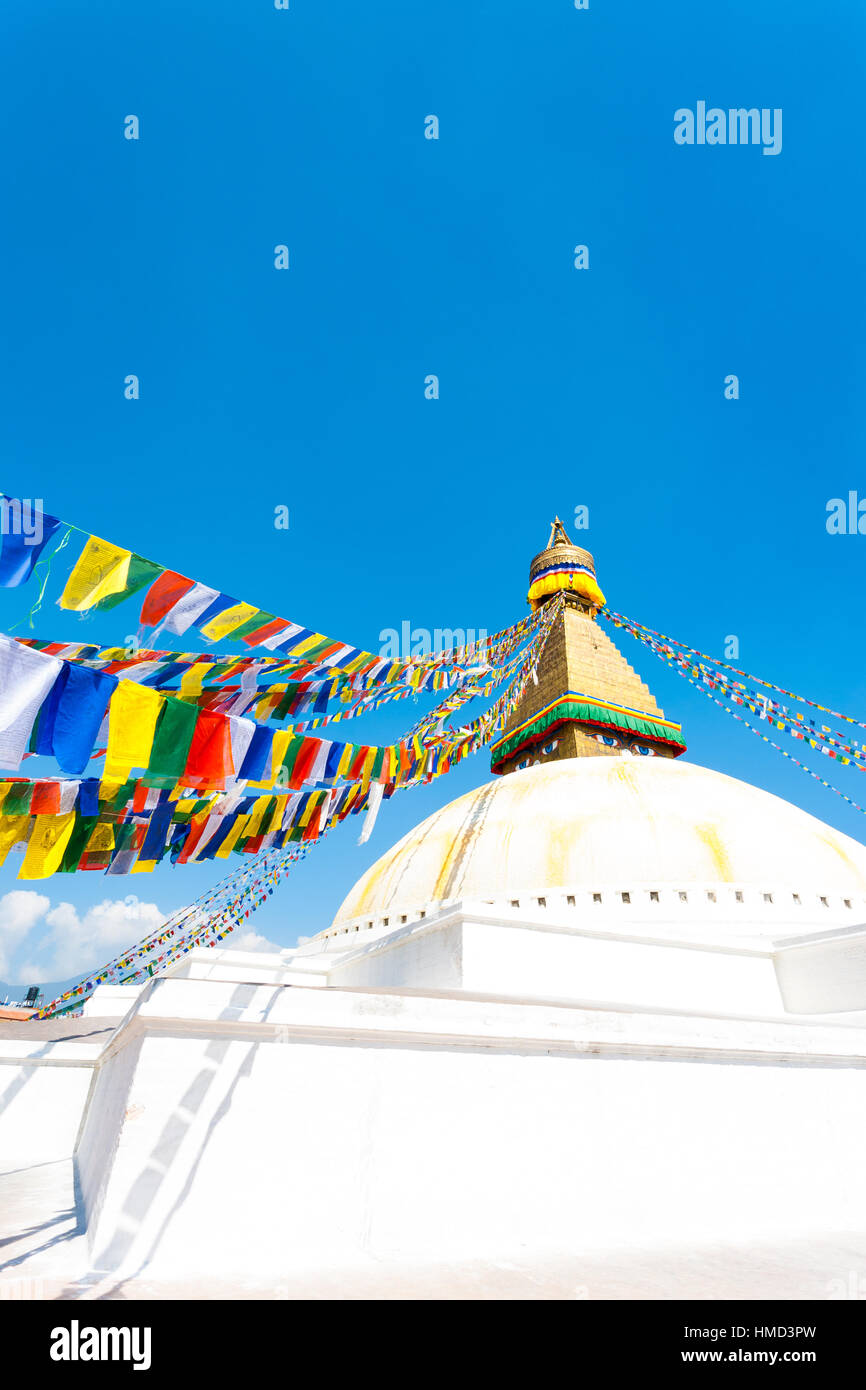 Gebetsfahnen am zweiten Weißwert Boudhanath Stupa in Kathmandu, Nepal am 23. Oktober 2013. Vertikal Stockfoto