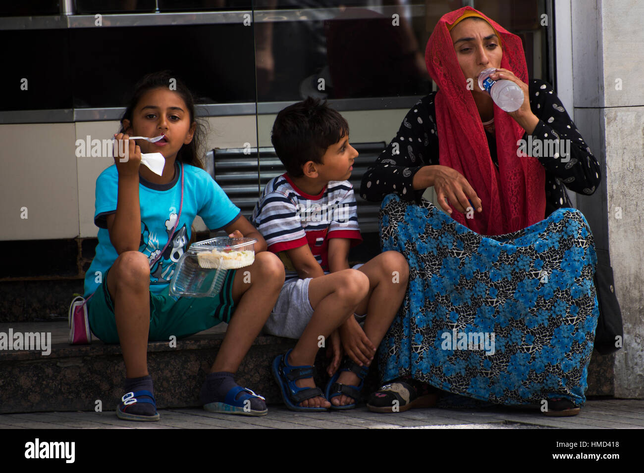 Istanbul, Türkei-Juni 18, 2016: Syrische Flüchtlinge leben in der Istiklal Avenue, bekannt auf Englisch als Unabhängigkeit Avenue.These Menschen flohen Gewalt. Stockfoto