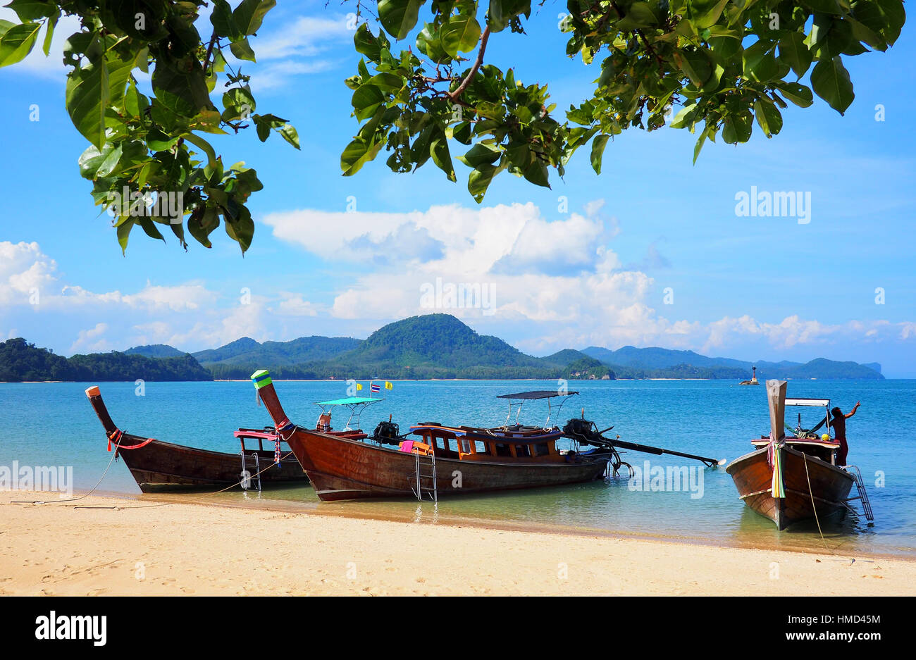 lange Boote am Strand in thailand Stockfoto