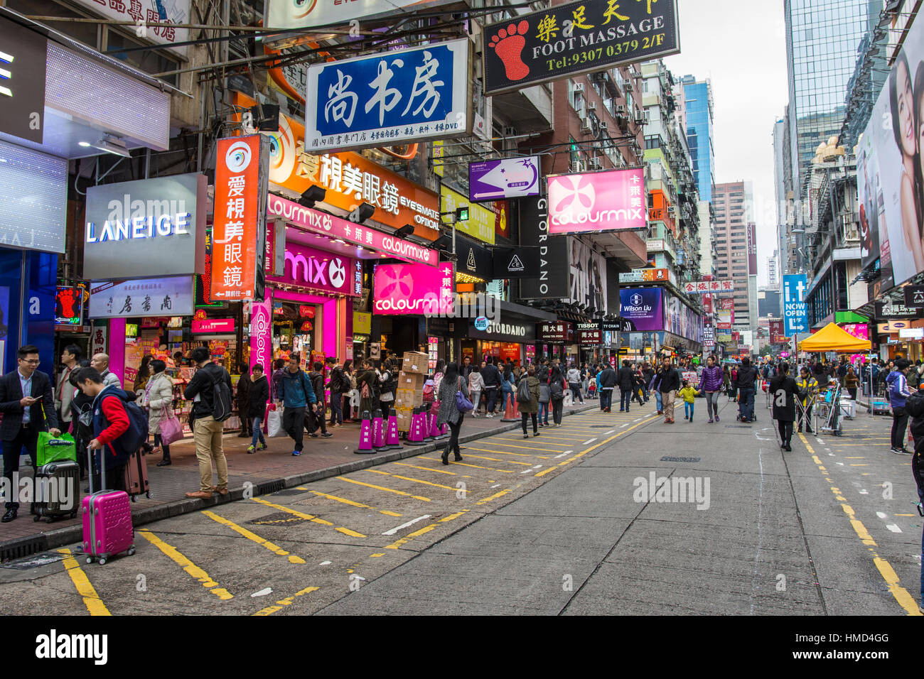 Menschen gehen unter die Geschäfte in den Straßen im Bezirk Mong Kok in Hongkong Stockfoto