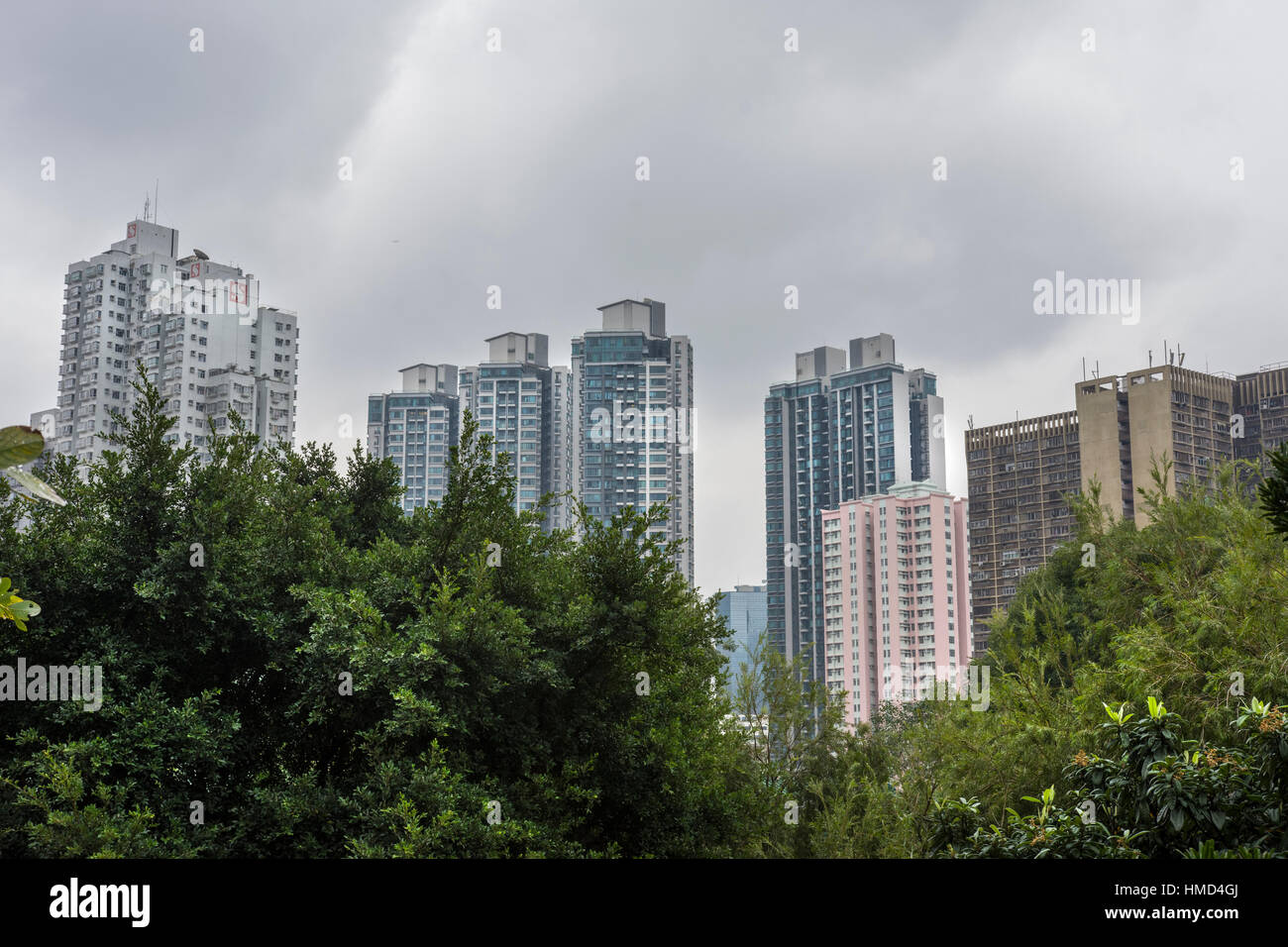 Das Gewitter über den Wolkenkratzern in Hong Kong Stockfoto