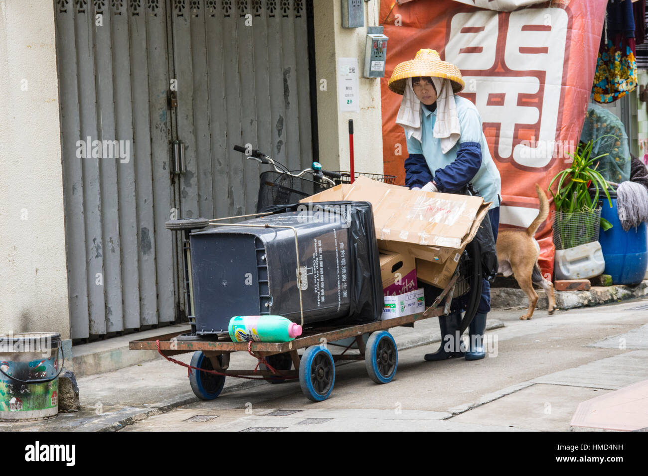 während der Reinigung der Straßen in Tai O Dorf Straße Reiniger Stockfoto