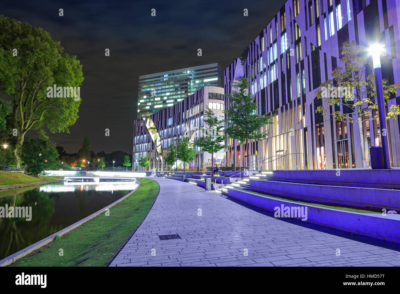 Düsseldorf - ca. SEPTEMBER 2016: Kö-Bogen Mall Düsseldorf Stadt in Deutschland bei Nacht. Stockfoto