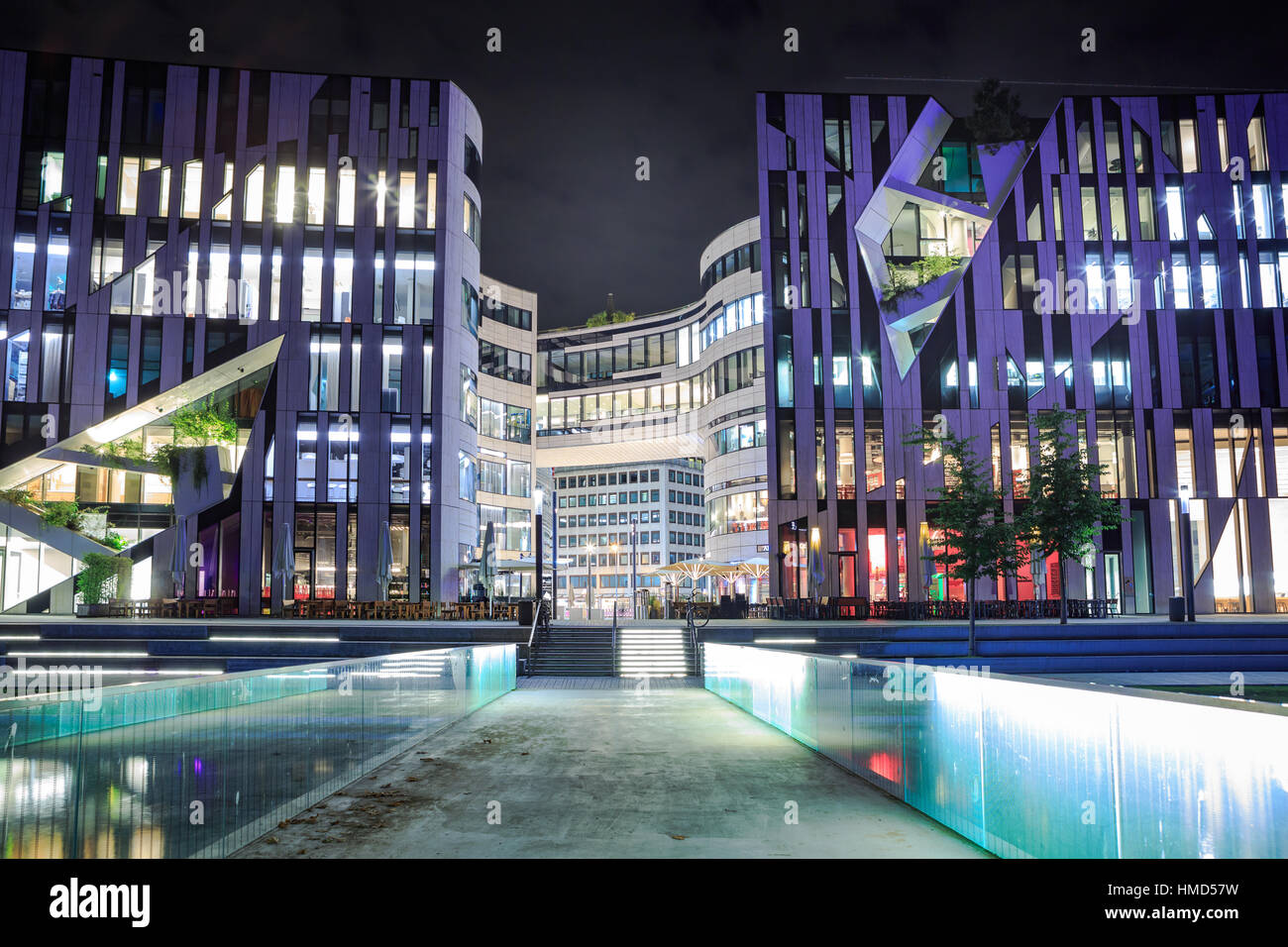 Düsseldorf - ca. SEPTEMBER 2016: Kö-Bogen Mall Düsseldorf Stadt in Deutschland bei Nacht. Stockfoto