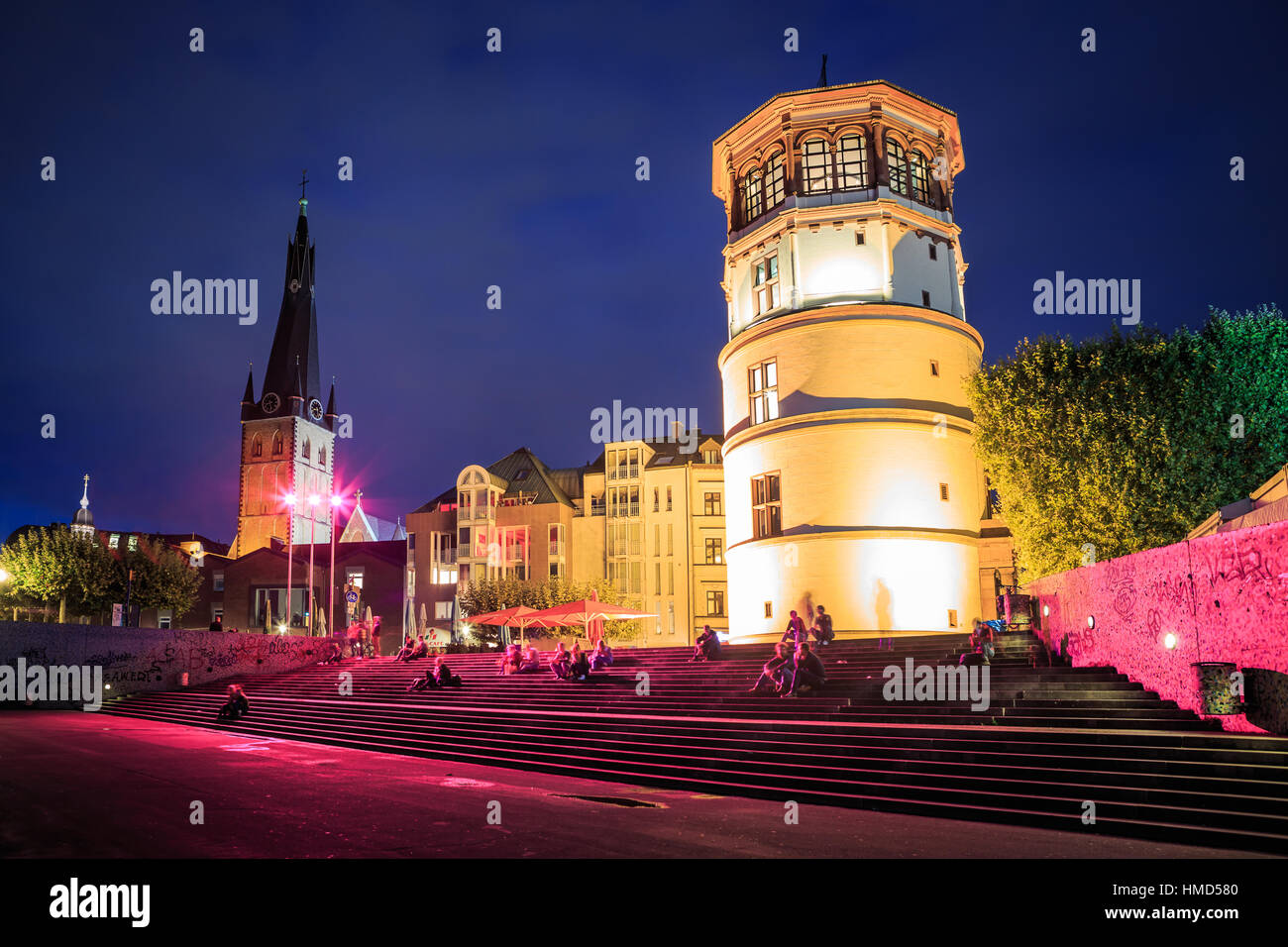 Düsseldorf - ca. SEPTEMBER 2016: Der Schloßturm Düsseldorf Stadt in Deutschland bei Nacht Stockfoto