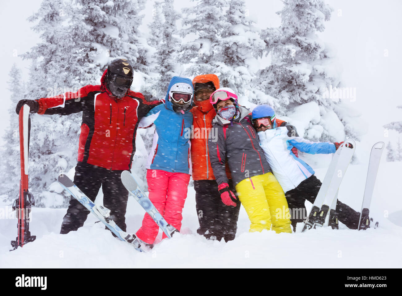 Glückliche Erwachsene Freunde Skifahrer winter Stockfoto