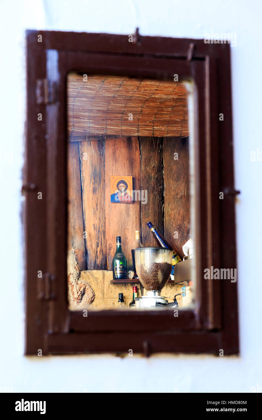 Blick auf griechische Symbol und hölzernen Stab durch einen Spiegel, Lindos, Rhodos Stockfoto