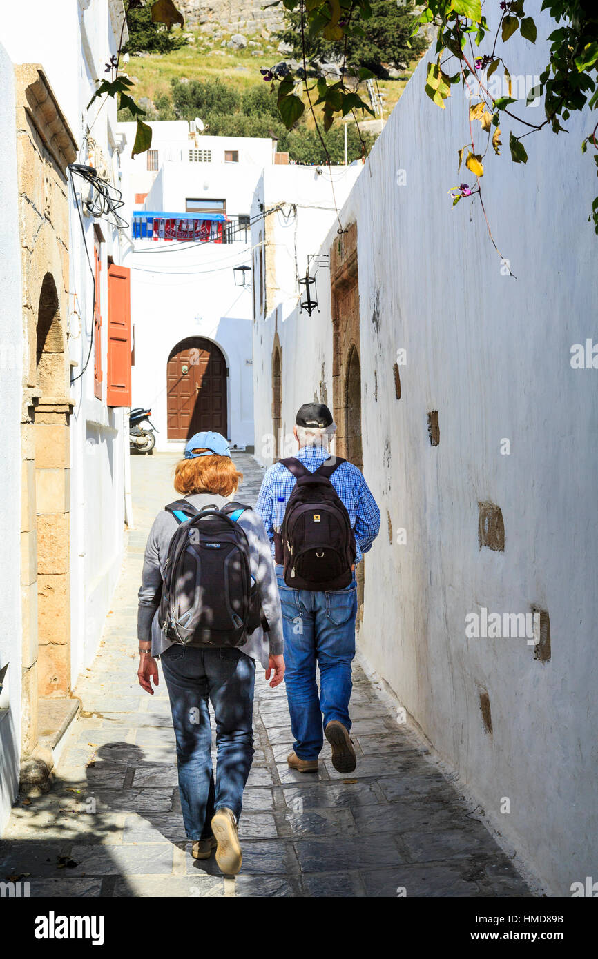 paar die weiß gewaschene Straßen von Lindos, Rhodos, Griechenland Stockfoto