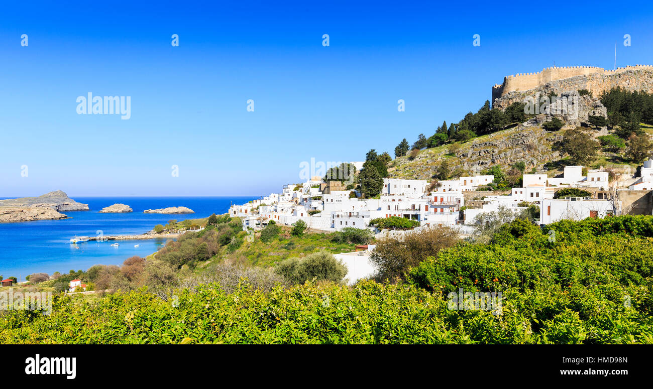 Blick auf die Ägäis, Stadt Lindos und Akropolis, Rhodos, Griechenland Stockfoto