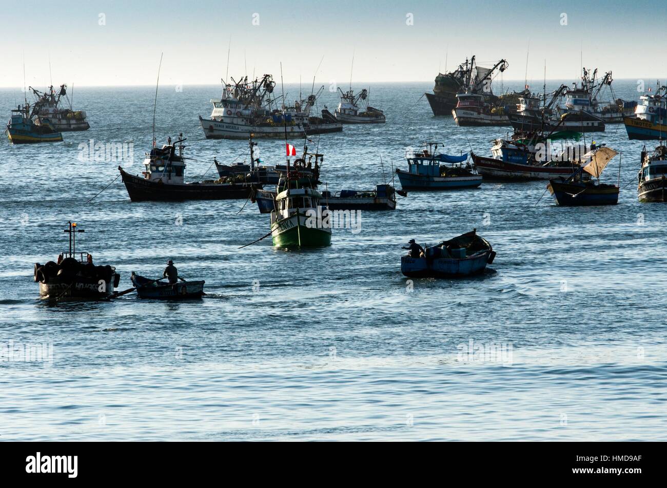 Huacho Hafen in der Region Lima, Peru. Fischereifahrzeug. Stockfoto