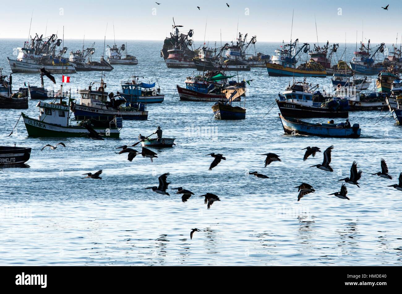 Huacho Hafen in der Region Lima, Peru. Fischereifahrzeug. Stockfoto