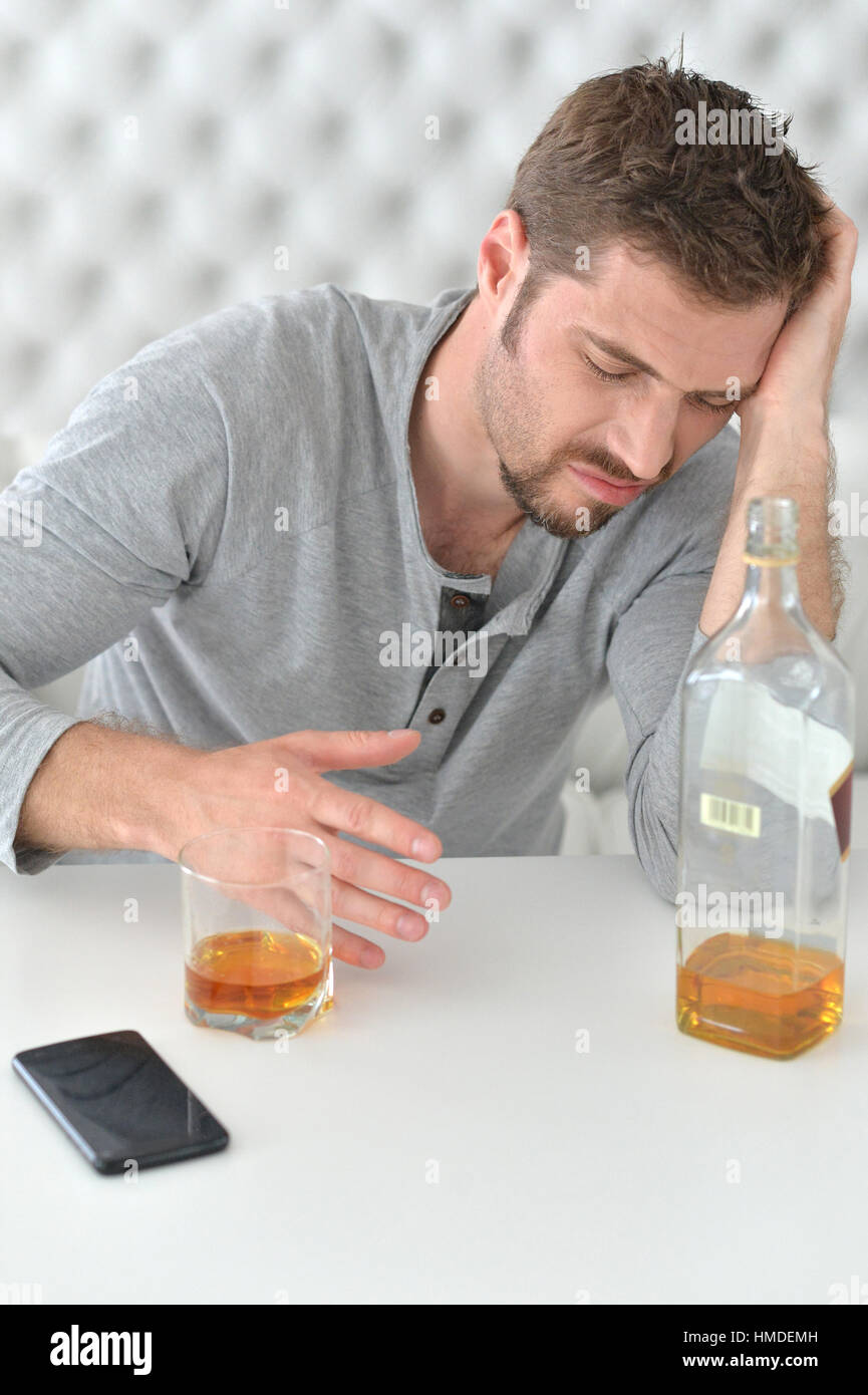 junger Mann, Alkohol zu trinken Stockfoto