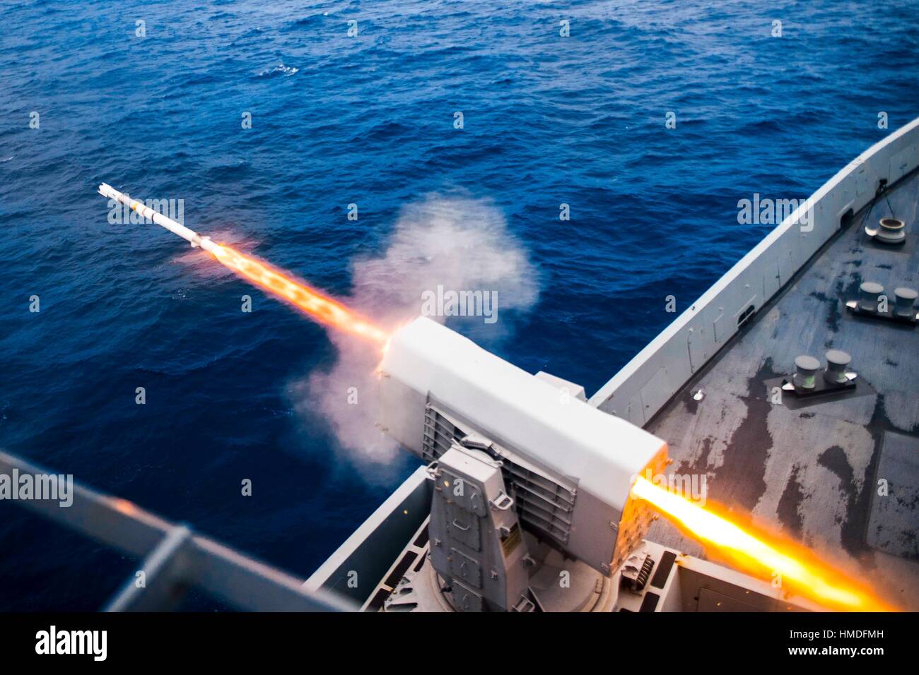 Gewässer in der Nähe von Guam (sept. 18, 2016) Die amphibious Transport dock Schiff uss Green Bay startet eine Rolling airframe Missile (RAM) für eine Live-fire Übung Stockfoto