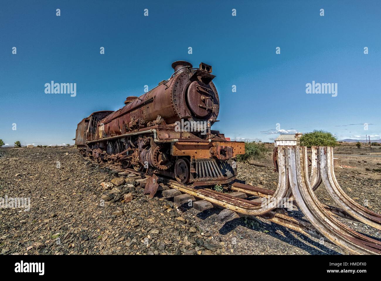 Das Ende der Zeile für eine alte Dampfmaschine, Links zu rosten und zerfallen in der trockenen Hitze der südafrikanischen Karoo. Stockfoto