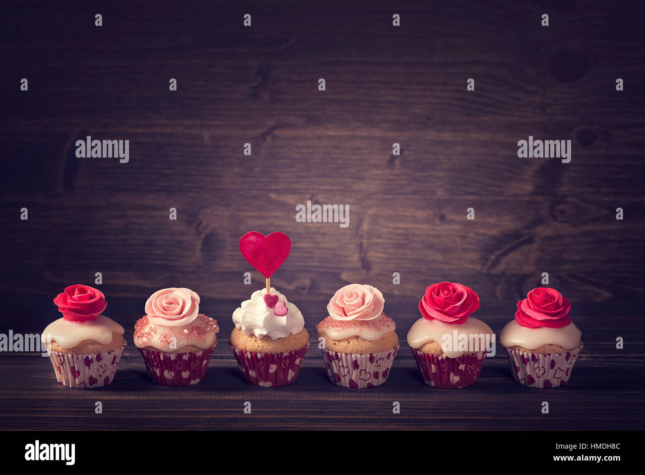 Kleine Muffins mit Rosen in einer Reihe Stockfotografie - Alamy