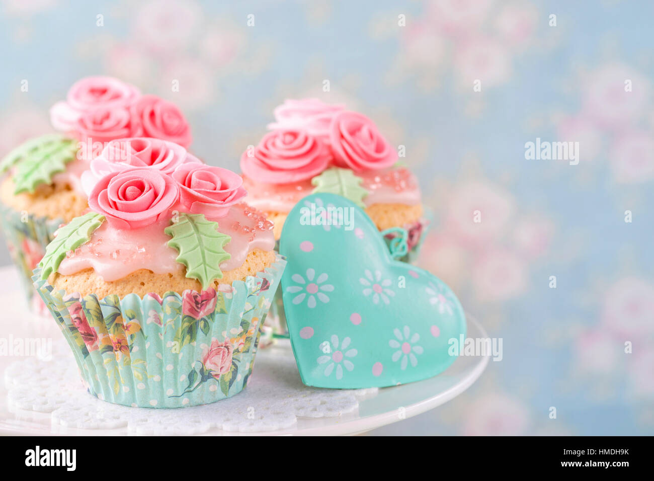 Pastellfarbenen Cupcakes mit Rosen Stockfoto