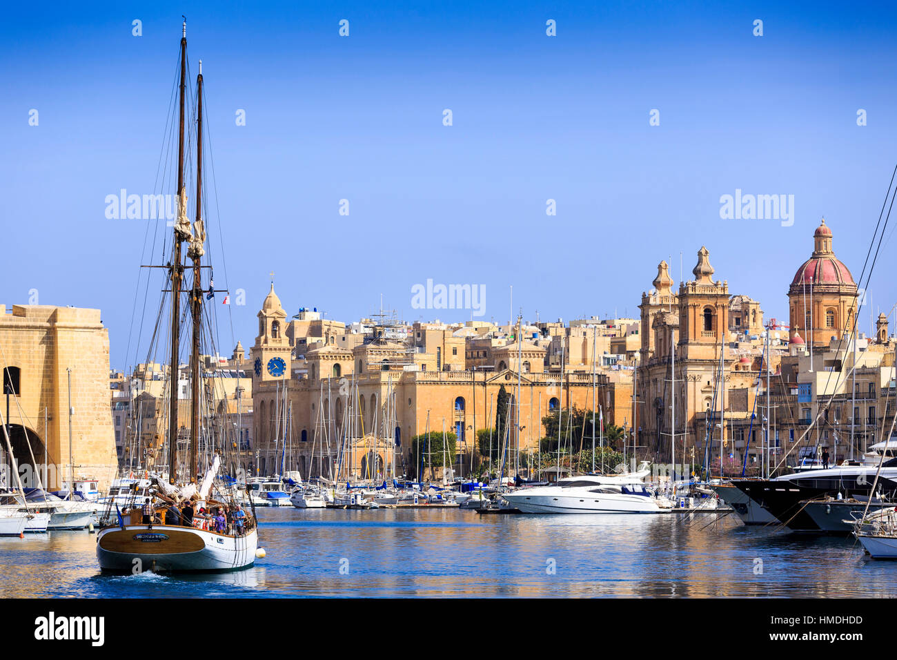 Blick auf Birgu Hafen, Valletta Malta mit St.-Laurentius Kirche Stockfoto