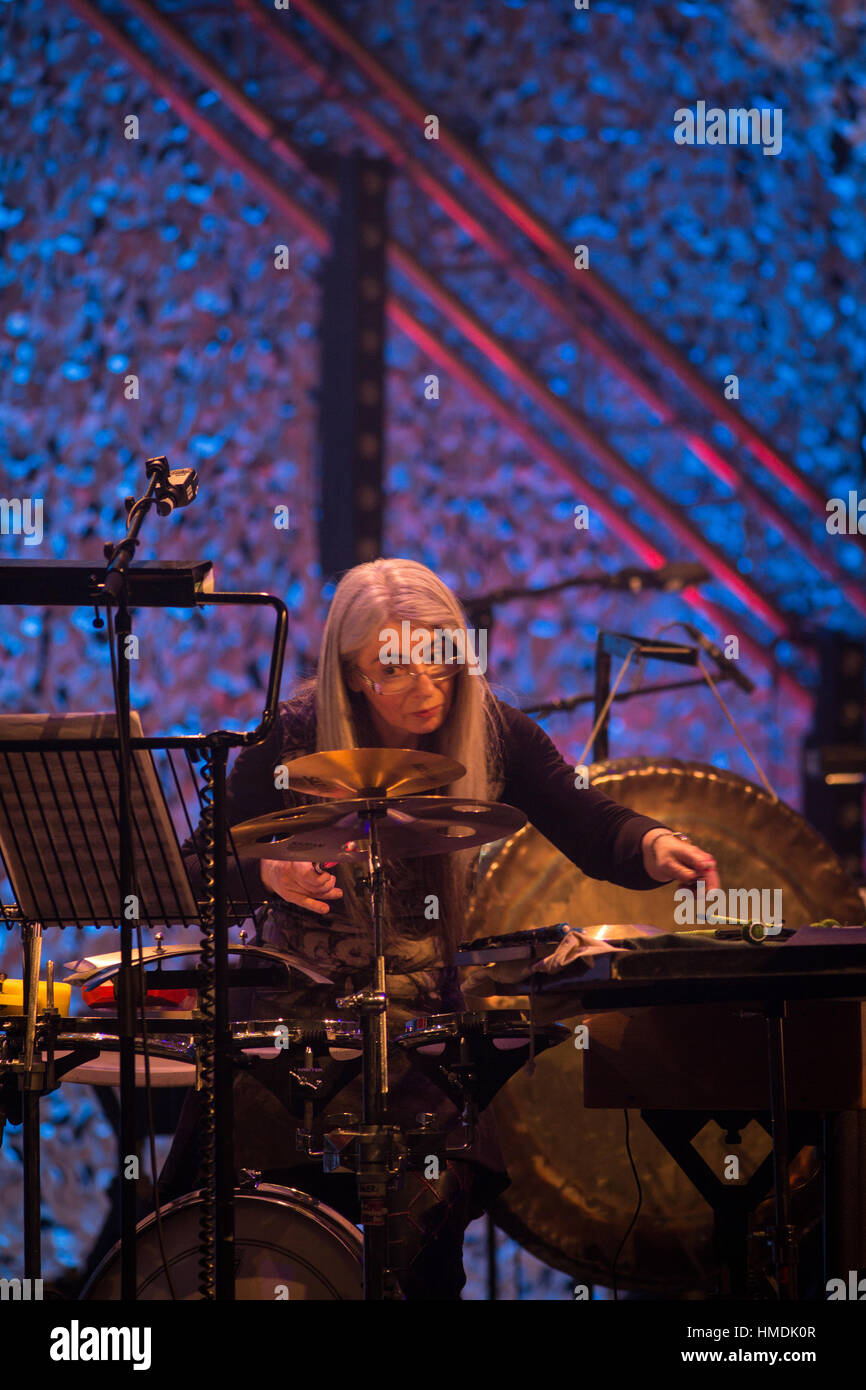 Dame Evelyn Glennie & Trilok Gurtu durchführen "The Rhythm in mir", auf dem Celtic Connections Festival in Glasgow, Schottland. Stockfoto