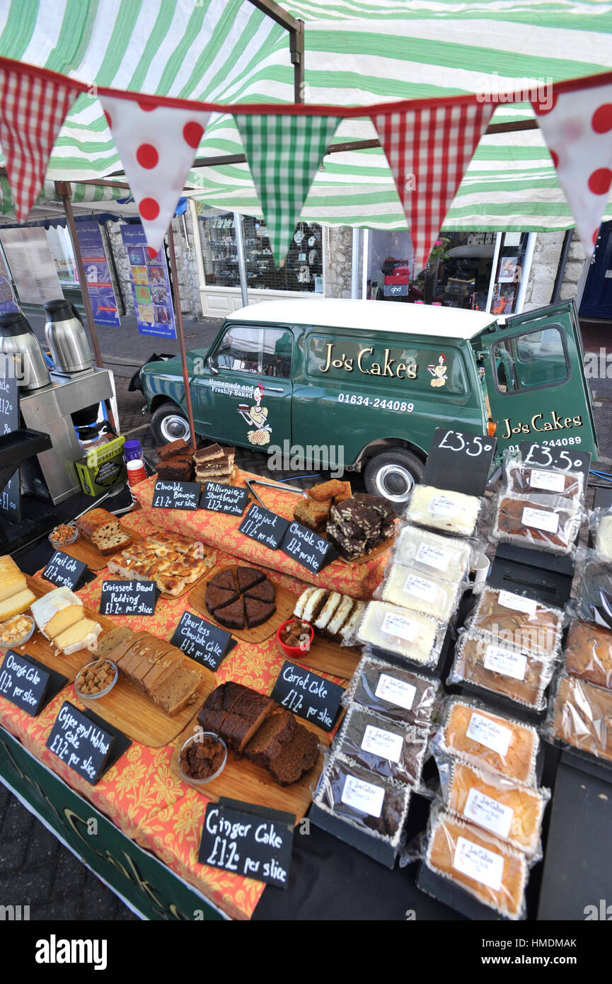 1980-Mini-Van arbeitet an einem Marktstand Kuchen Stockfoto