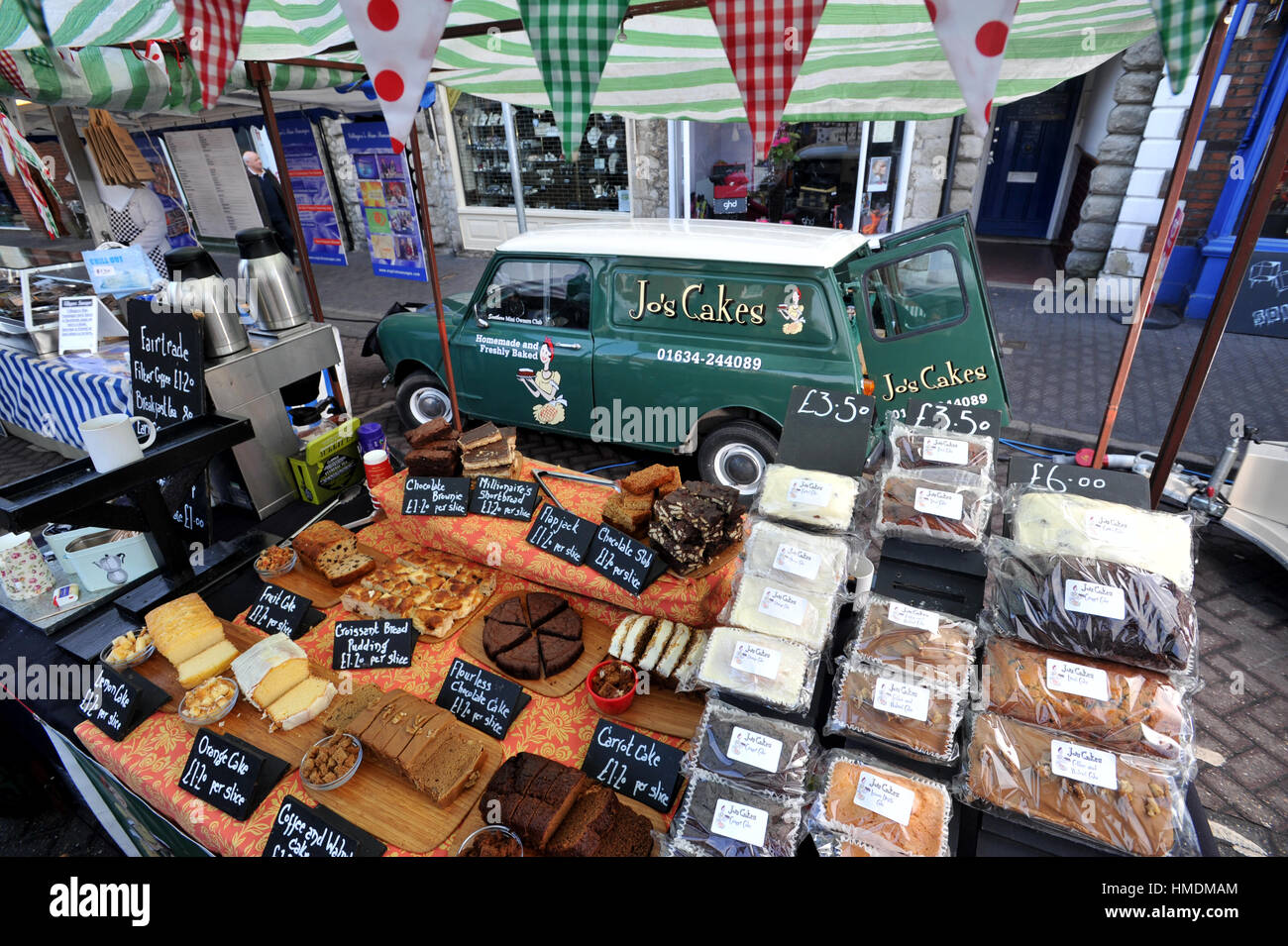 1980-Mini-Van arbeitet an einem Marktstand Kuchen Stockfoto