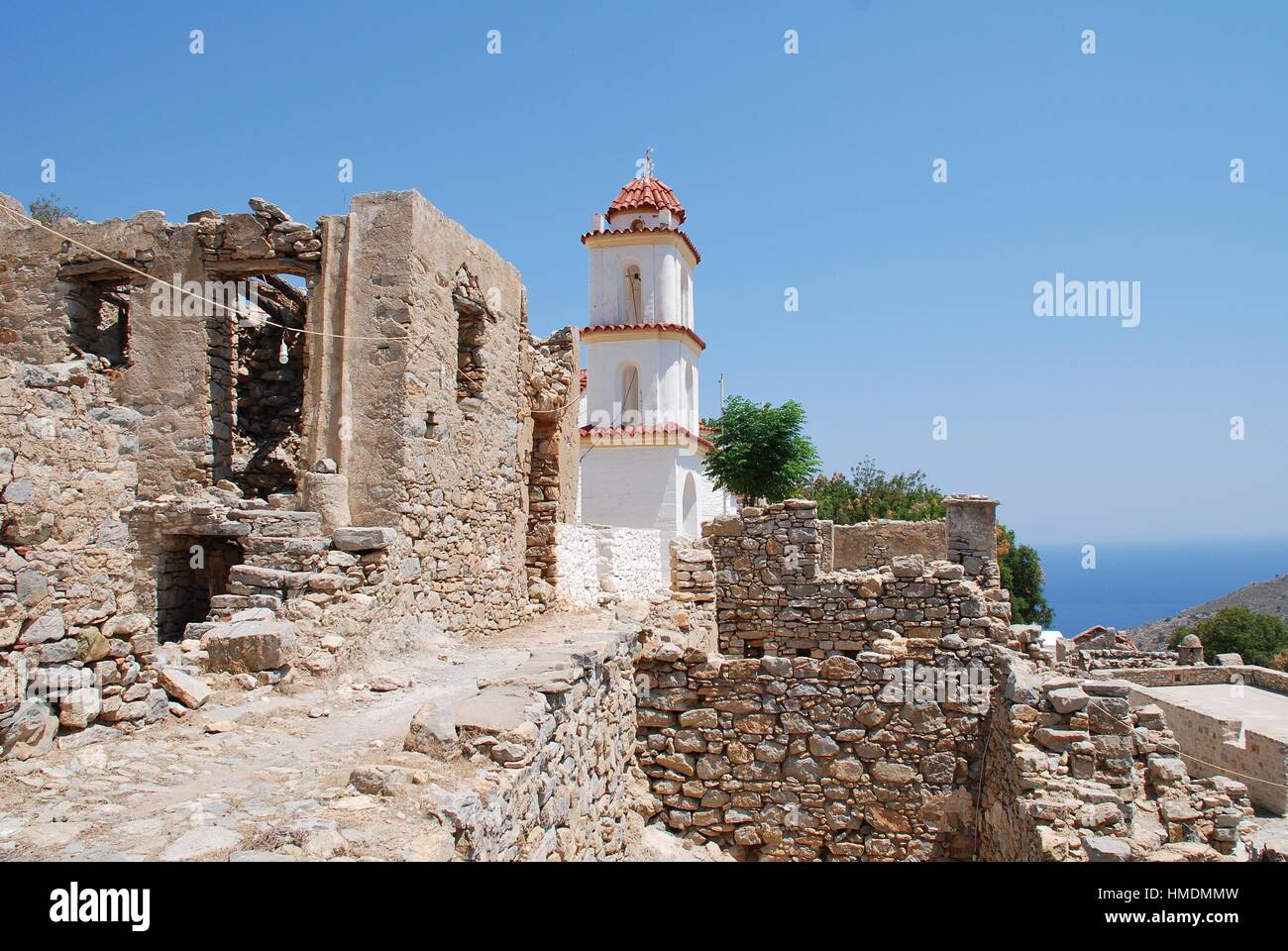 Die Kirche von Agia Zoni steht unter den Ruinen des verlassenen Dorf Mikro Chorio auf der griechischen Insel Tilos. Stockfoto