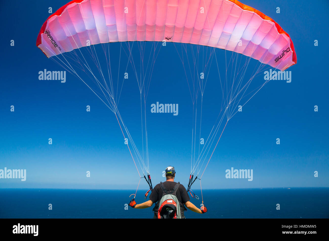Ein Gleitschirm bereitet zum abheben Stockfoto