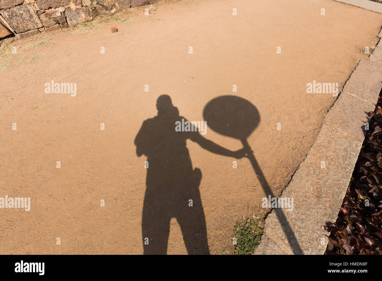 Schatten eines Mannes unter einem Selfie stand neben einem Laternenpfahl in Hyderabad, Indien Stockfoto