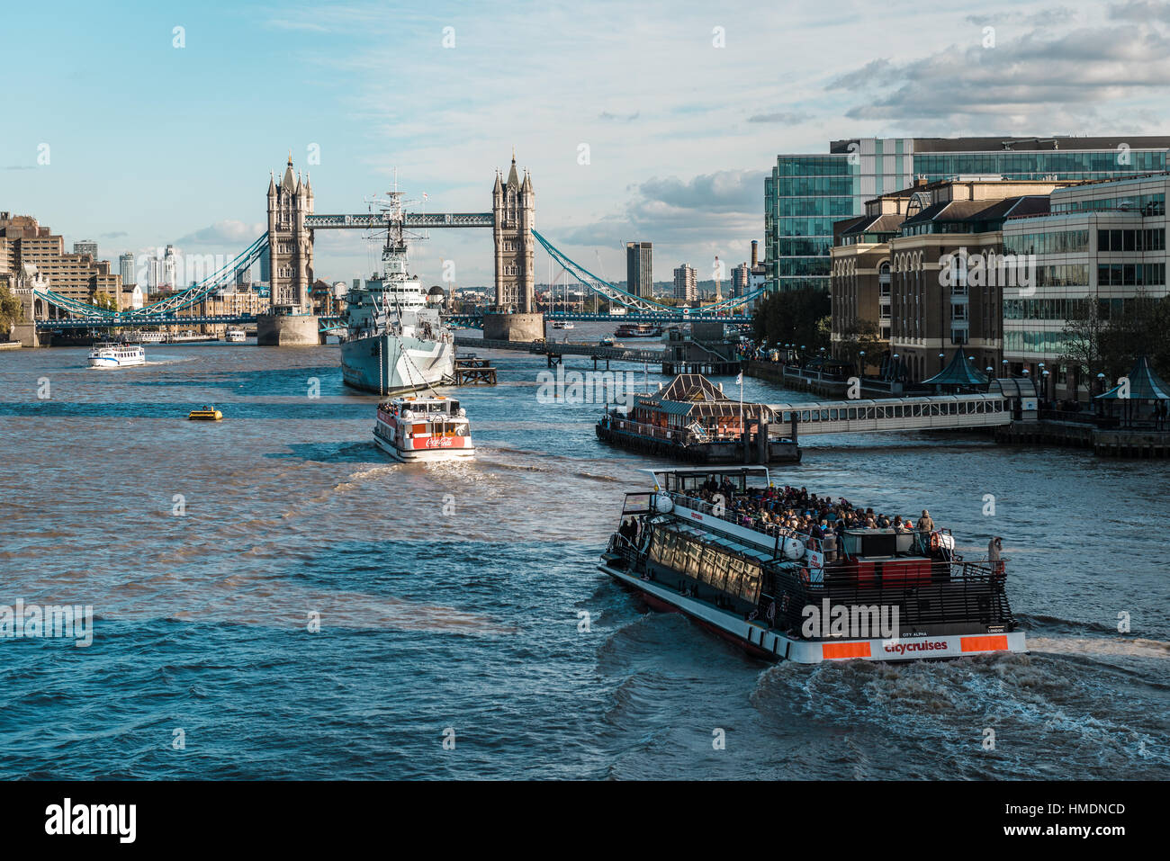 London, Vereinigtes Königreich - 18. Oktober 2016: Blick auf die Tower Bridge und das Kriegsschiff Hms Belfast auf den Fluss Themse in London, England Stockfoto