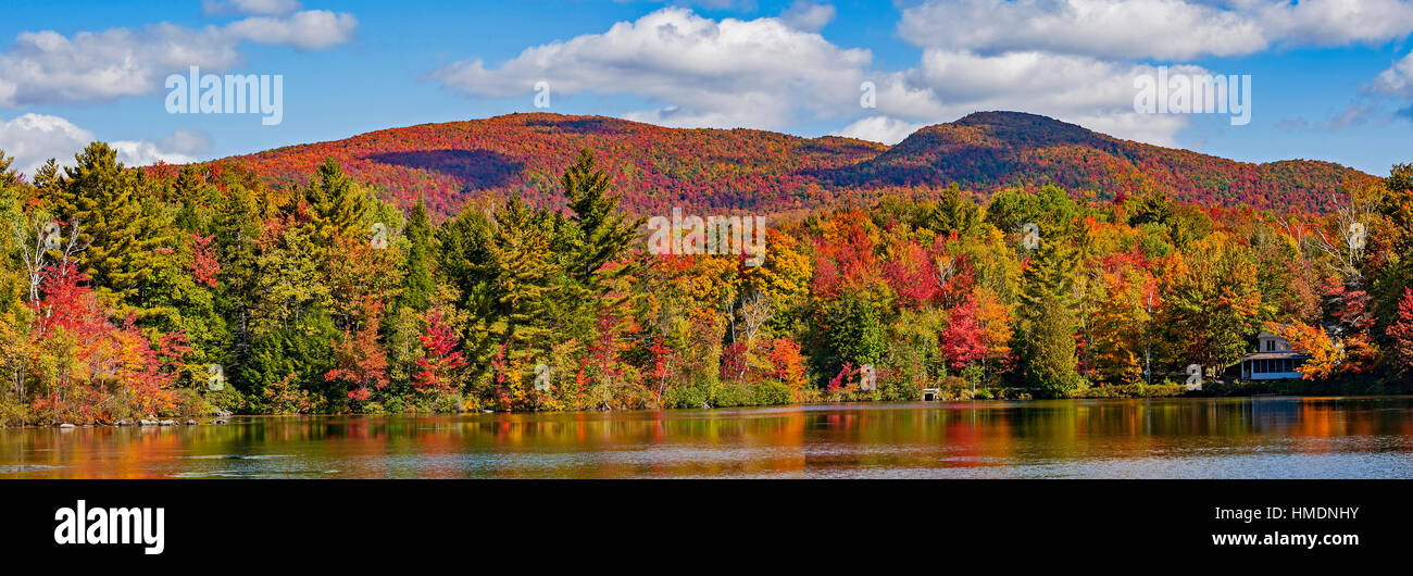 Herbst, Sallys Teich mit Farbwechsel, Eastern Townships, West Bolton, Quebec, Kanada Stockfoto