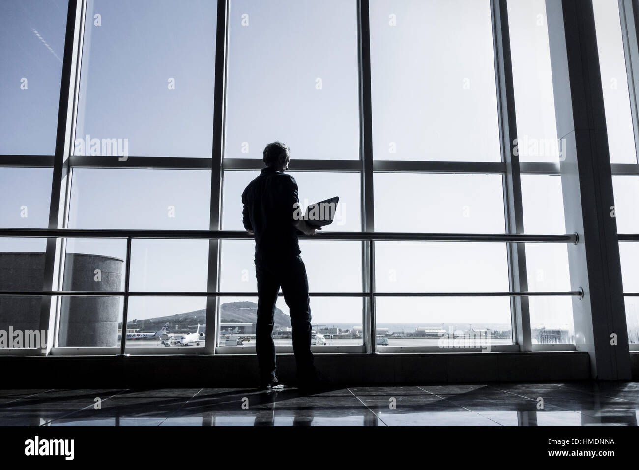 Mann mit Laptop im Flughafenterminal Stockfoto